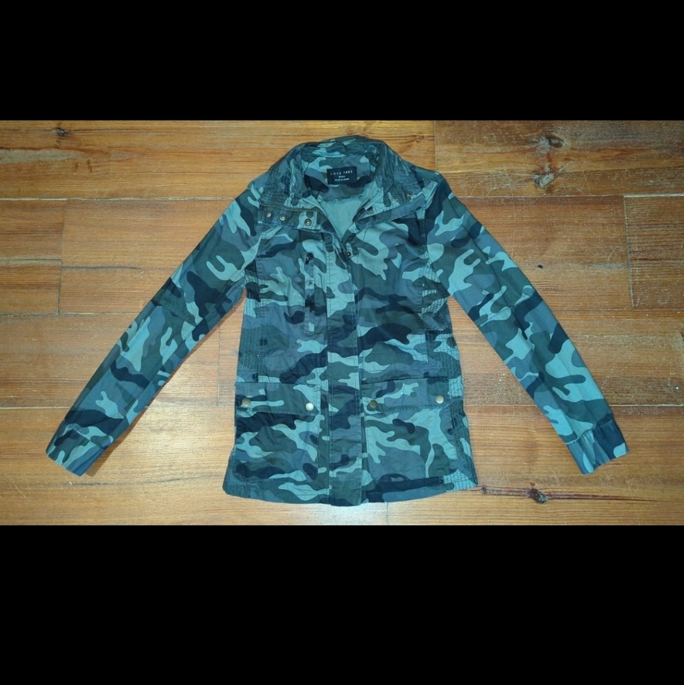 Love tree Camo Pattern Light jacket In Women's size S